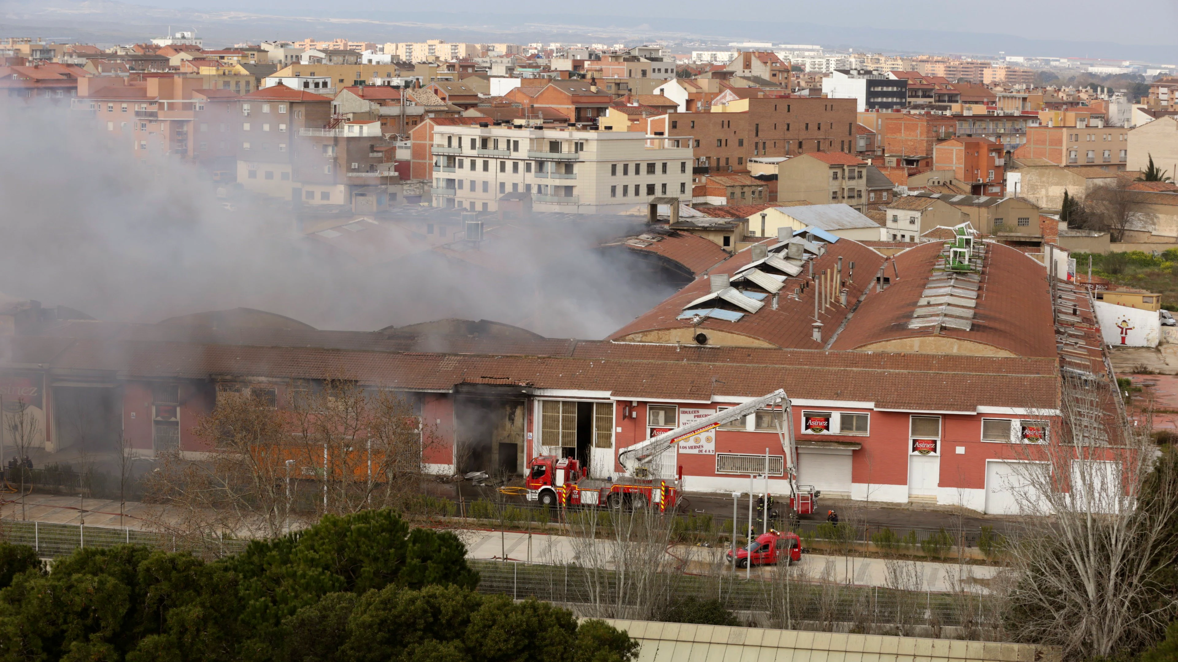 Vista de la fábrica durante el incendio