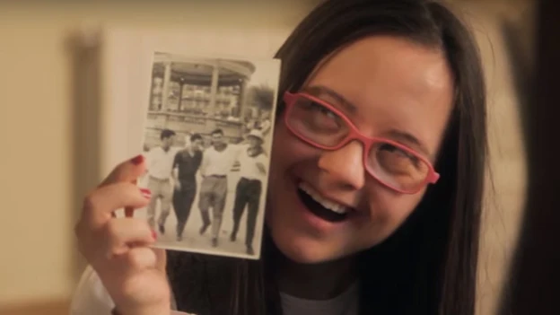 Imagen de Sofía, la adolescente que ayuda a su abuelo a encontrar a sus amigos Imagen de Sofía, la adolescente que ayuda a su abuelo a encontrar a sus amigos