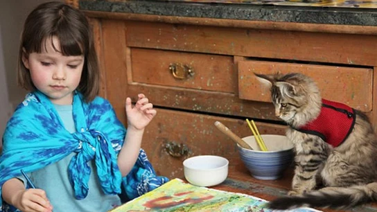 Imagen de la niña y la gata juntas Imagen de la niña y la gata juntas