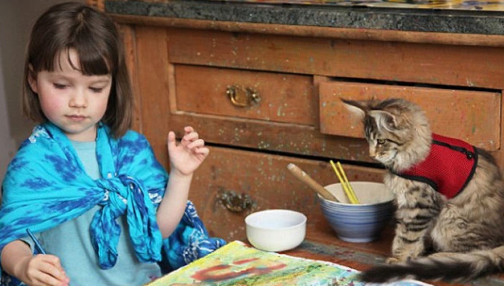 Imagen de la niña y la gata juntas