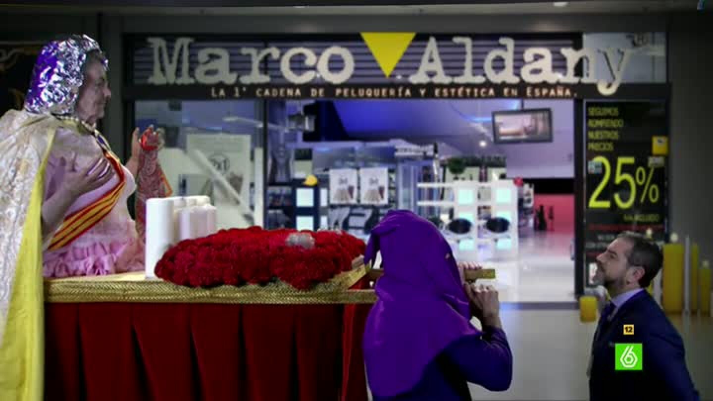La cofrad&iacute;a del Sagrado Pitufeo para en la peluquer&iacute;a