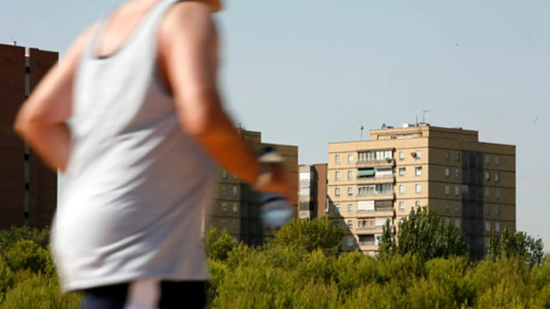 Una persona corre por un parque. / Sinc