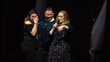 Imagen de Adele con la pareja en el escenario
