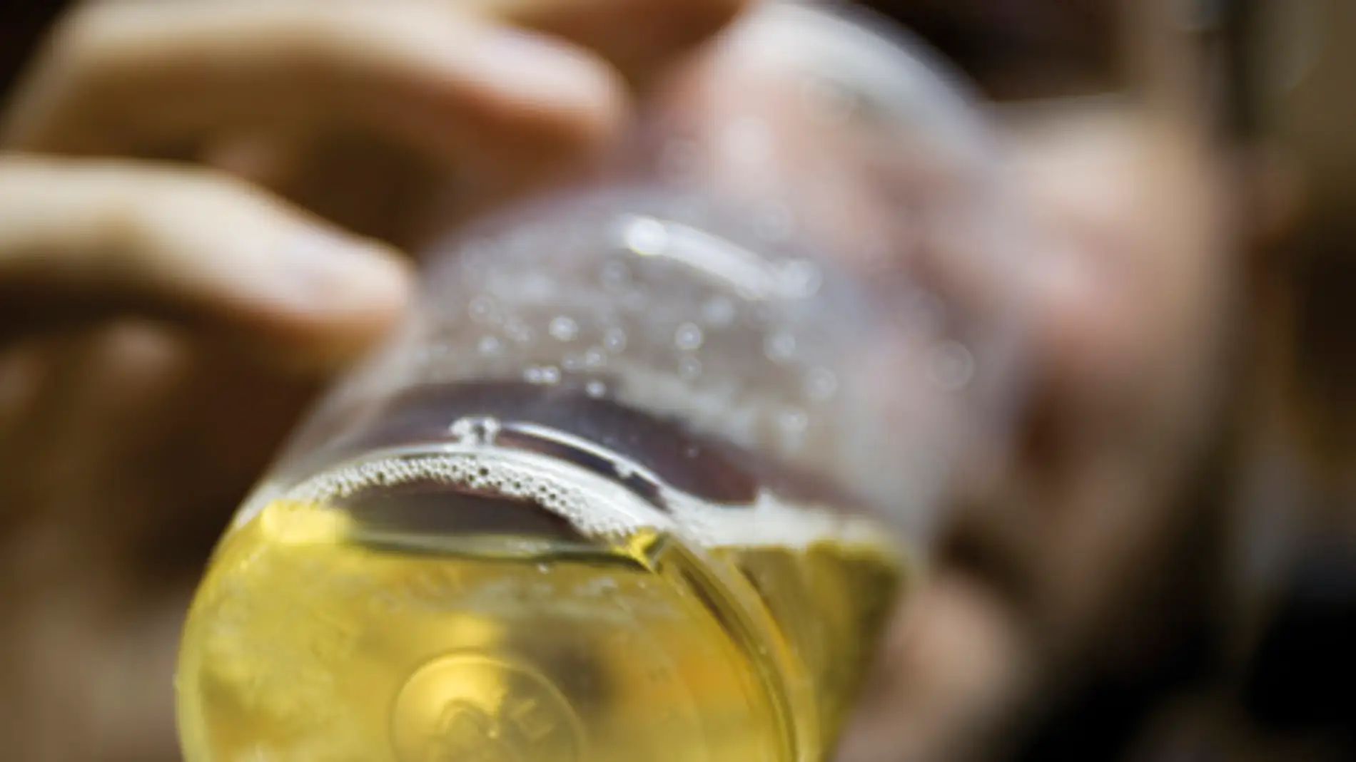 Un joven consume cerveza. / Sinc