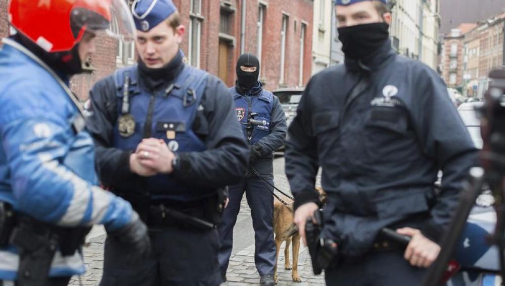 Las fuerza de seguridad en el barrio Molenbeek de Bruselas