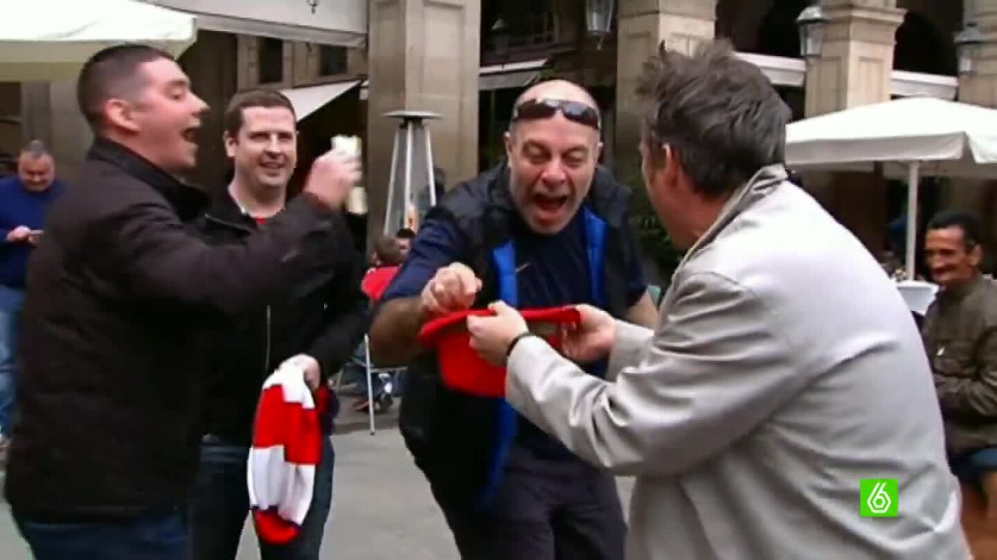 Hinchas del Arsenal se mofan de un mendigo en Barcelona