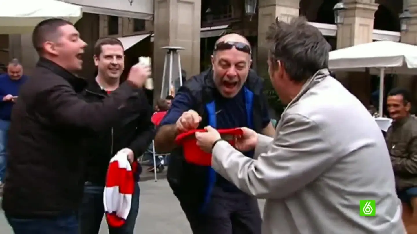 Hinchas del Arsenal se mofan de un mendigo en Barcelona Hinchas del Arsenal se mofan de un mendigo en Barcelona