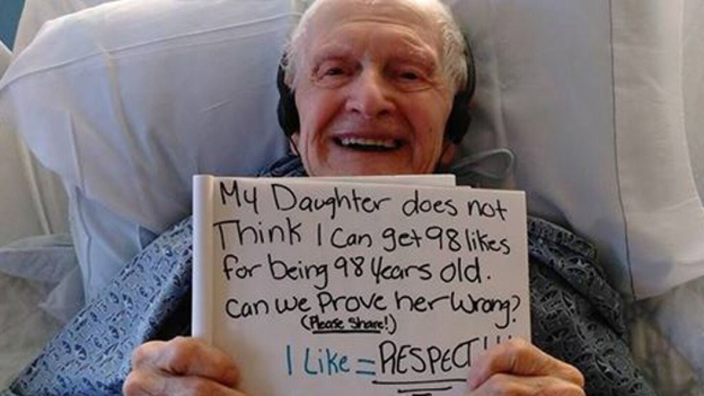 Imagen del abuelo pidiendo los 98 'me gusta' en Facebook