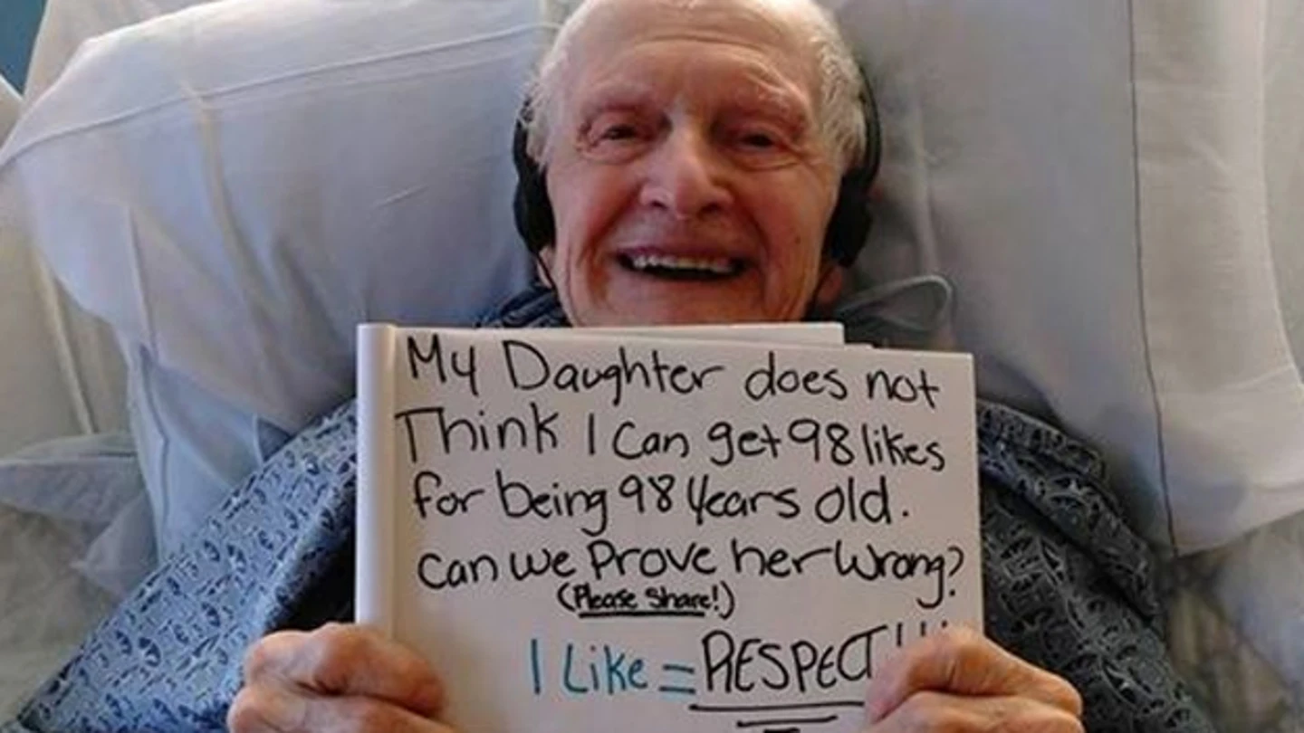 Imagen del abuelo pidiendo los 98 'me gusta' en Facebook Imagen del abuelo pidiendo los 98 'me gusta' en Facebook