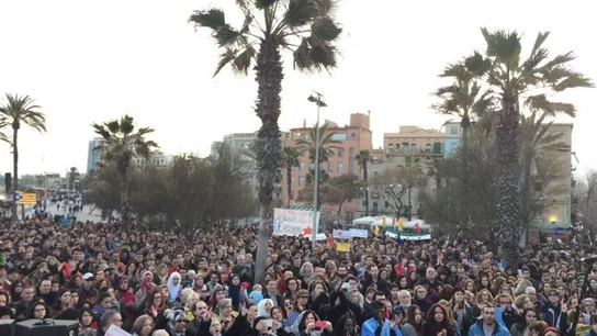 Miles de personas se manifiestan en Barcelona contra la política europea de refugiados Miles de personas se manifiestan en Barcelona contra la política europea de refugiados
