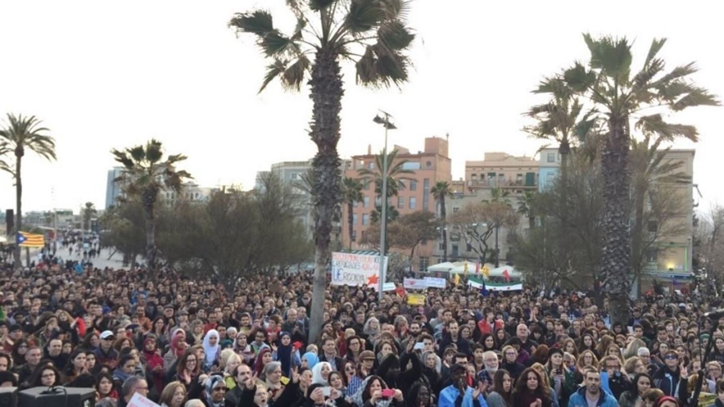 Miles de personas se manifiestan en Barcelona contra la pol&iacute;tica europea de refugiados