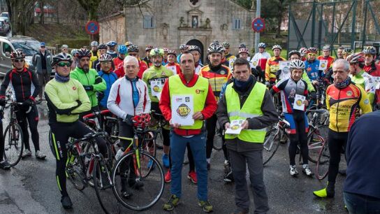 Consternaci&oacute;n en el homenaje al ciclista muerto en la carretera en A Guarda