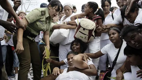 Arrestan a Damas de Blanco y opositores tras su marcha dominical en La Habana Arrestan a Damas de Blanco y opositores tras su marcha dominical en La Habana
