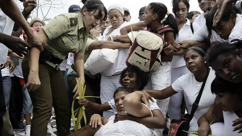 Arrestan a Damas de Blanco y opositores tras su marcha dominical en La Habana Arrestan a Damas de Blanco y opositores tras su marcha dominical en La Habana