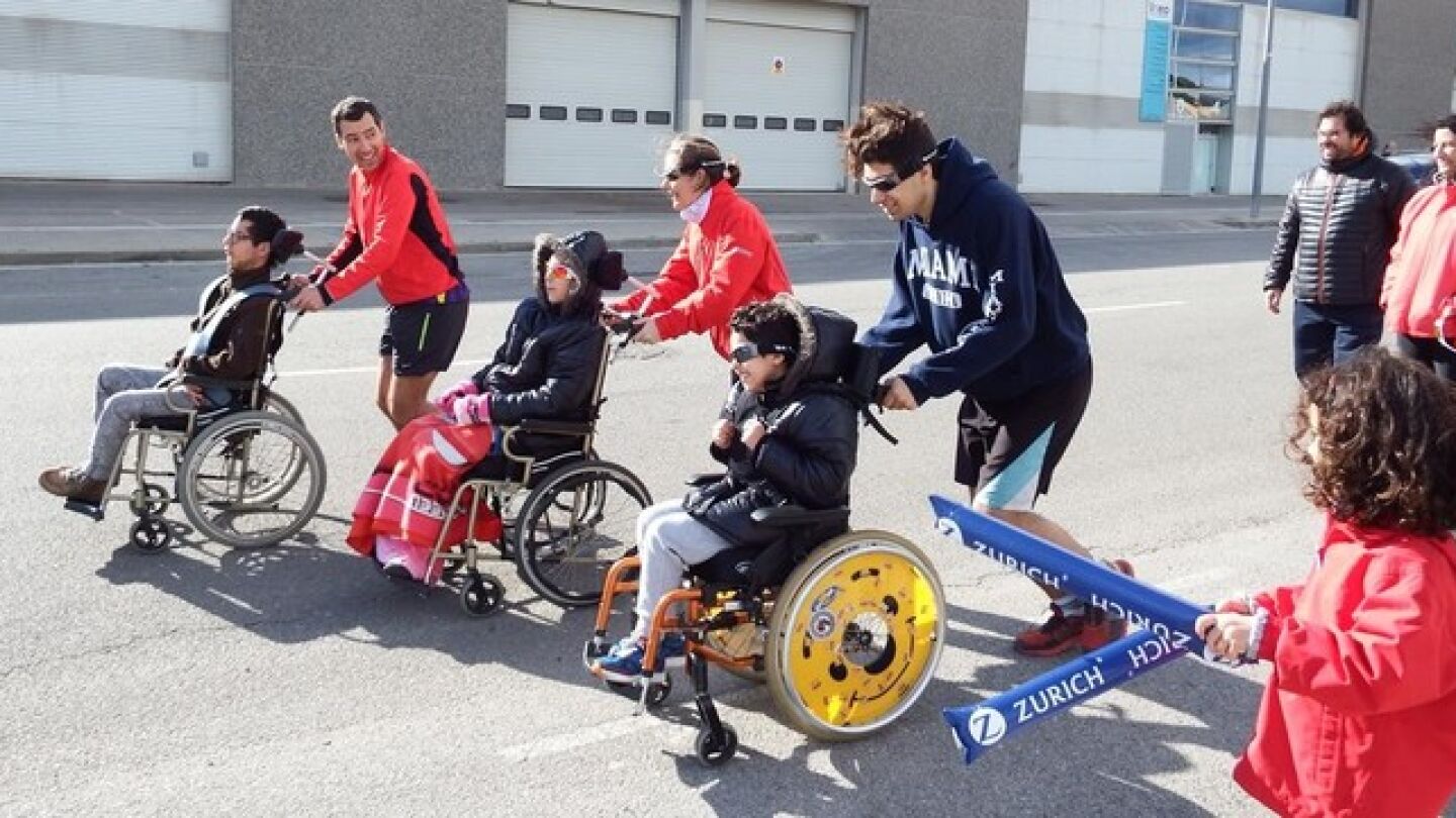 Luis Ill&aacute;n, Alejandra y &Aacute;lvaro, practican con corredores voluntarios en Terrassa para la Marat&oacute;n de Barcelona