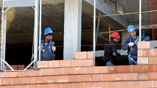 Obreros trabajan en la construcción de una vivienda Obreros trabajan en la construcción de una vivienda