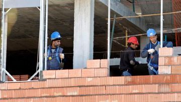 Obreros trabajan en la construcción de una vivienda