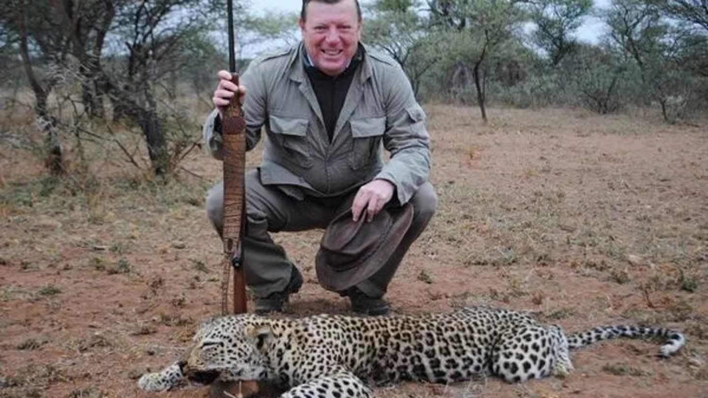 César Cadaval posando junto a un leopardo muerto César Cadaval posando junto a un leopardo muerto