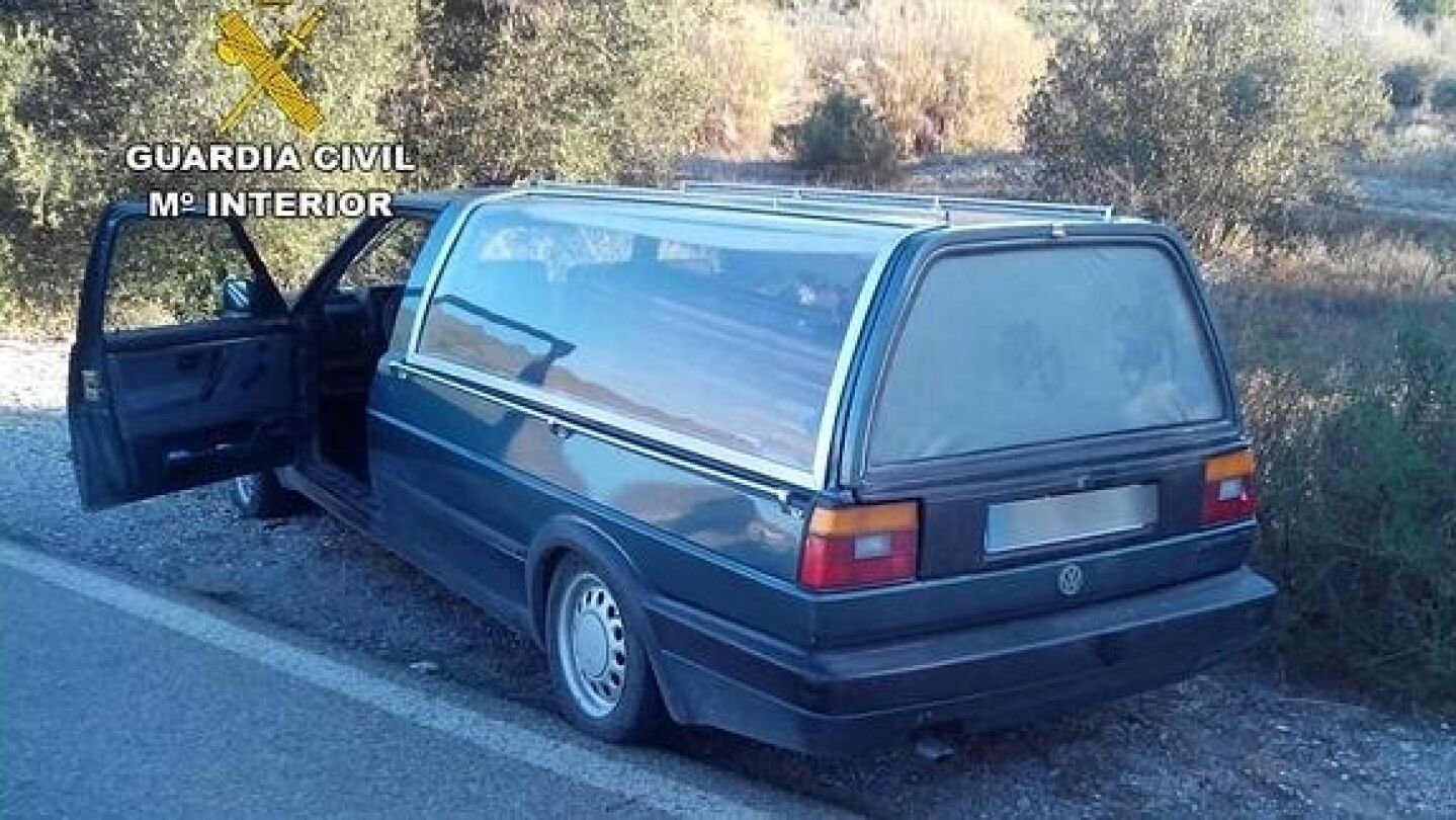 El coche f&uacute;nebre en el arc&eacute;n tras el accidente