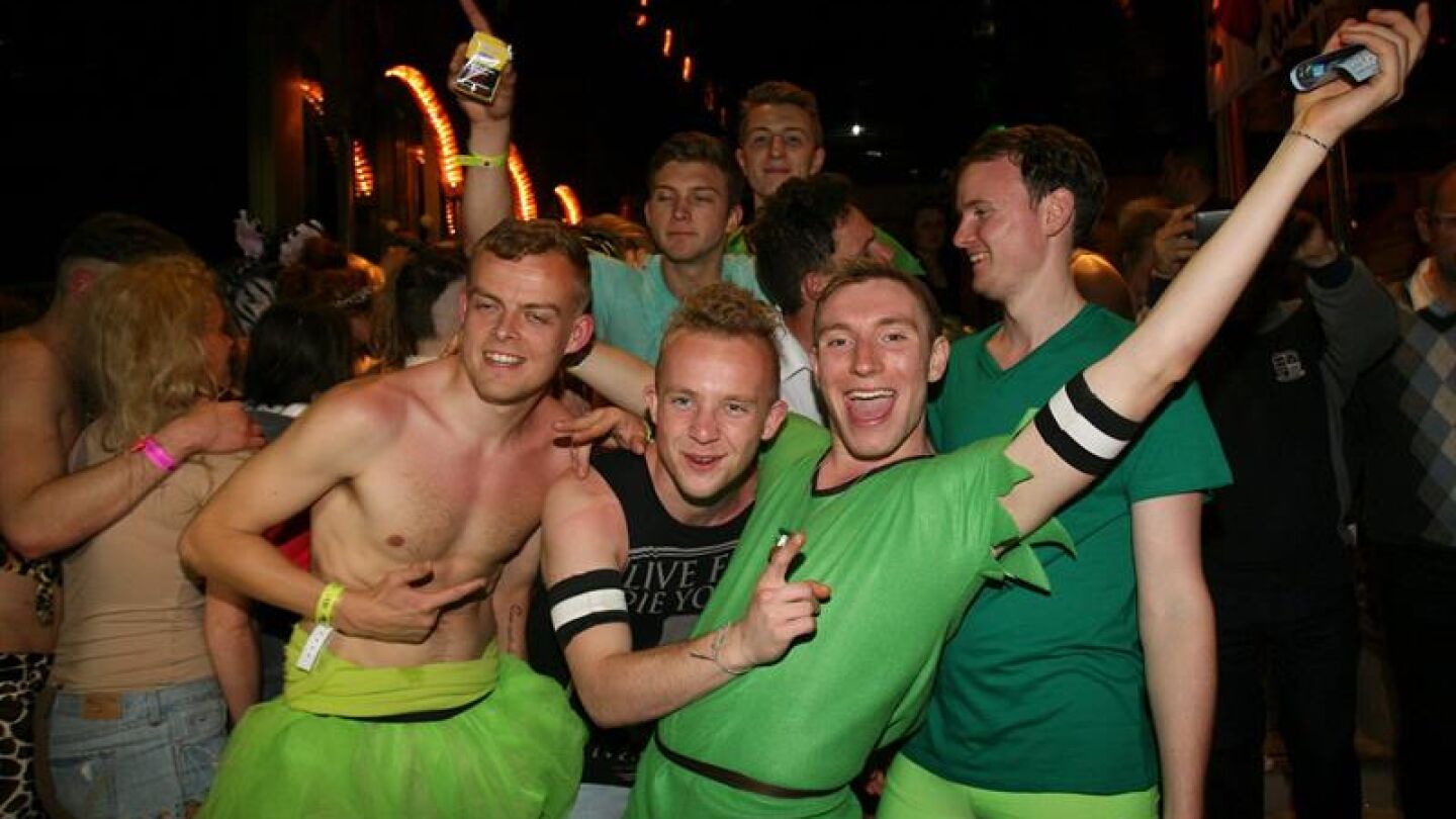 Estudiantes brit&aacute;nicos disfrazados durante la noche en Salou 