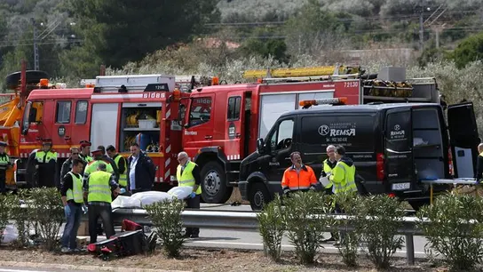 Unidades de emergencia tras el accidente de autobús en Tarragona Unidades de emergencia tras el accidente de autobús en Tarragona