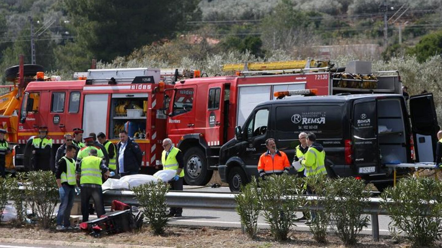 Unidades de emergencia tras el accidente de autob&uacute;s en Tarragona