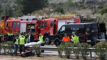 Unidades de emergencia tras el accidente de autobús en Tarragona