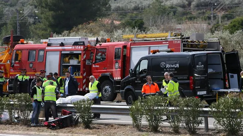 Unidades de emergencia tras el accidente de autobús en Tarragona