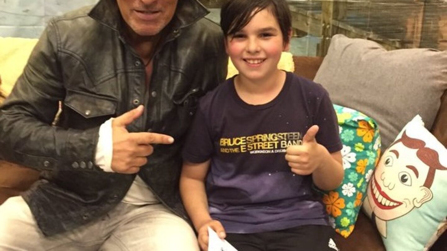 Bruce Springsteen posa junto a su fan