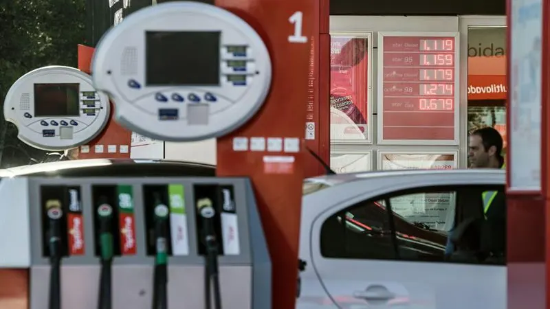 Imagen de una gasolinera Imagen de una gasolinera