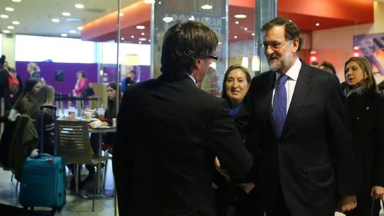 Imagen del saludo entre Rajoy y Puigdemont Imagen del saludo entre Rajoy y Puigdemont