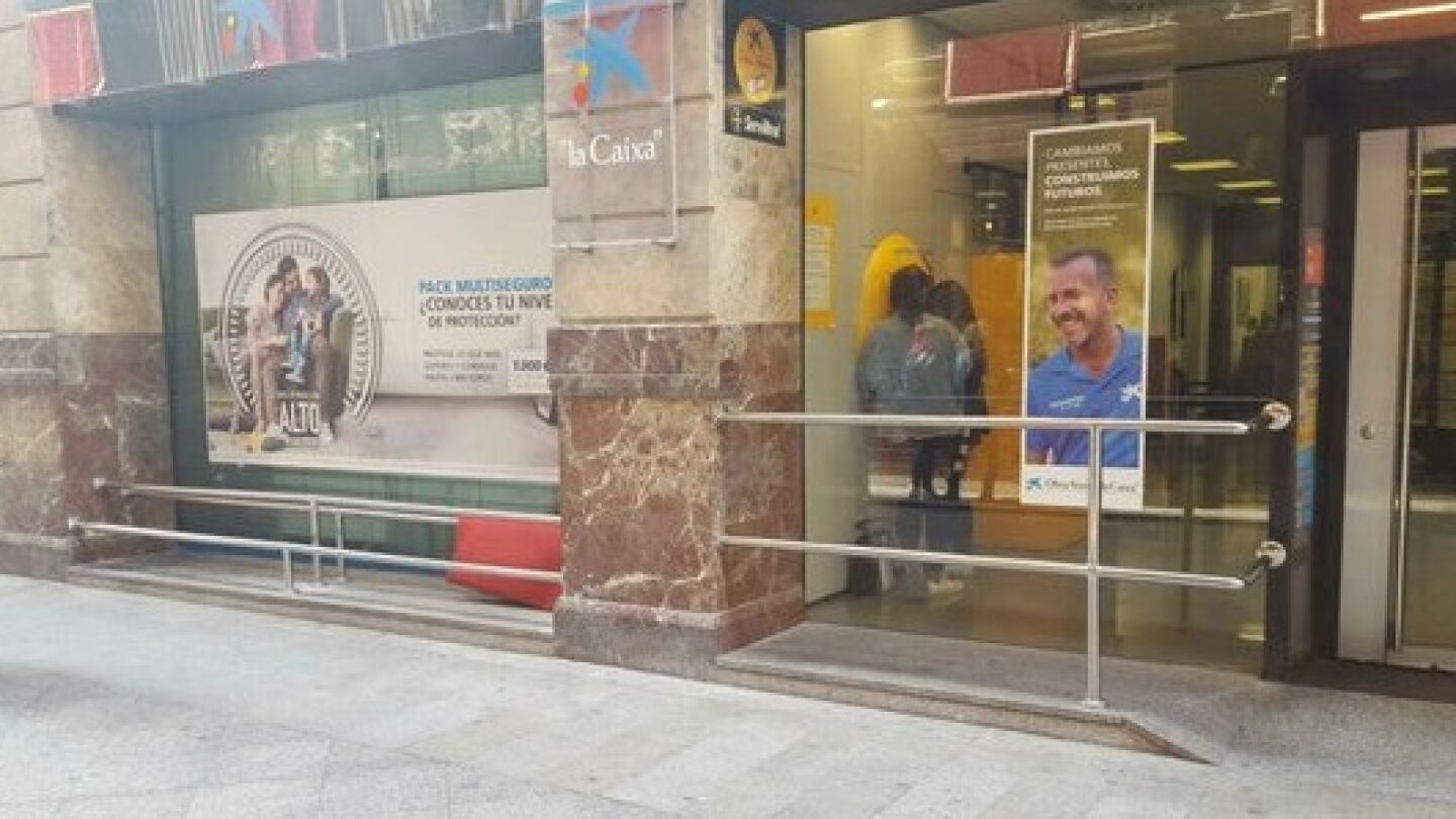 La fachada del banco con los barrotes "antimendigos"