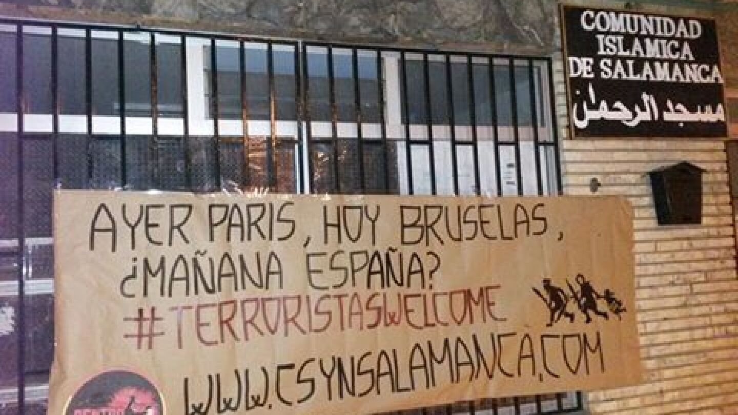 La pancarta colgada en el centro isl&aacute;mico de Salamanca