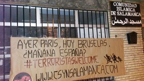 La pancarta colgada en el centro islámico de Salamanca