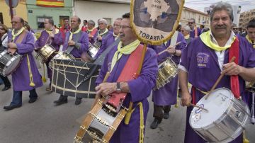 Tamborileros de Tobarra tocando durante la tamborrada