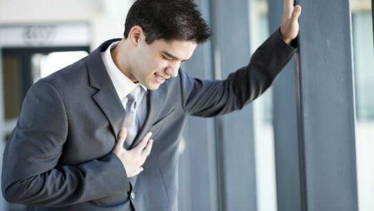 Recreaci&oacute;n de un hombre sufriendo un infarto