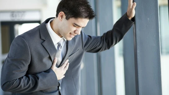 Recreación de un hombre sufriendo un infarto Recreación de un hombre sufriendo un infarto