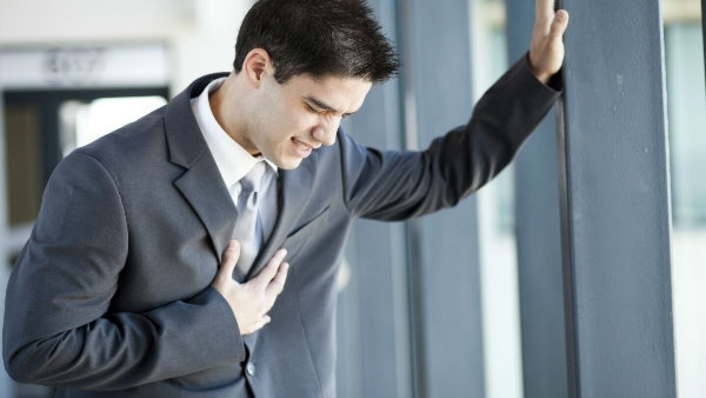 Recreaci&oacute;n de un hombre sufriendo un infarto