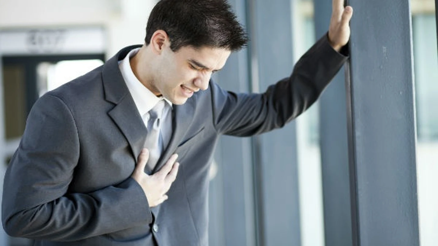 Recreación de un hombre sufriendo un infarto Recreación de un hombre sufriendo un infarto
