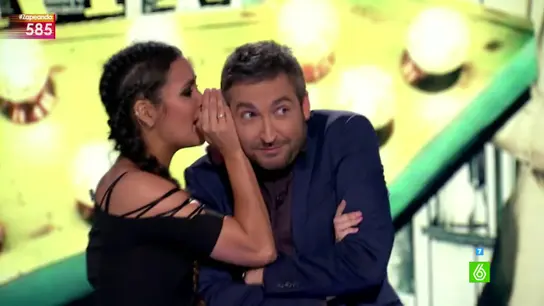 Cristina Pedroche cuenta un secreto a Frank Blanco Cristina Pedroche cuenta un secreto a Frank Blanco