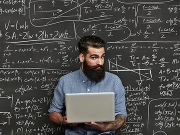 Hipster frente a una pizarra Hipster frente a una pizarra