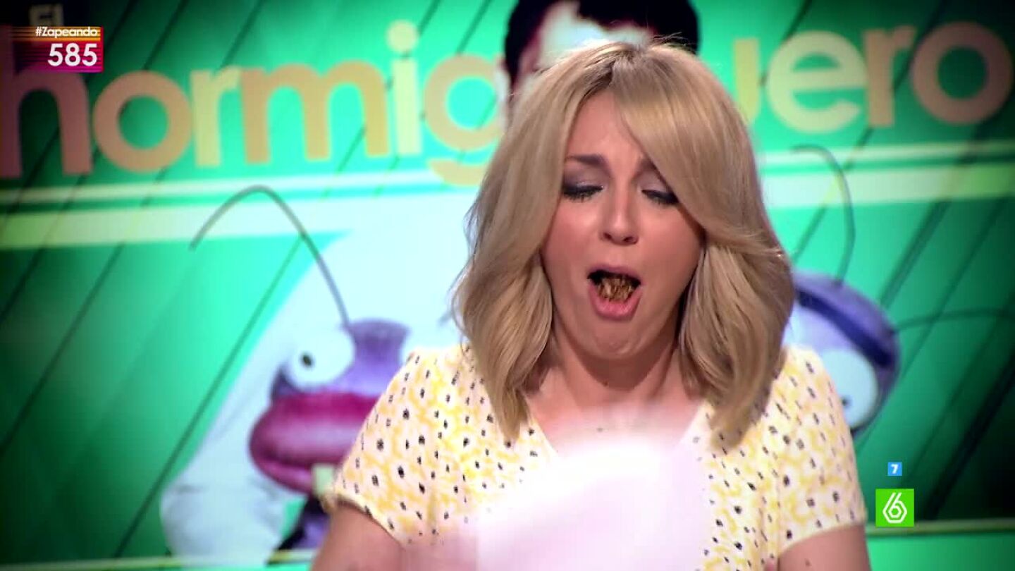 Anna Simon comiendo el bombon picante