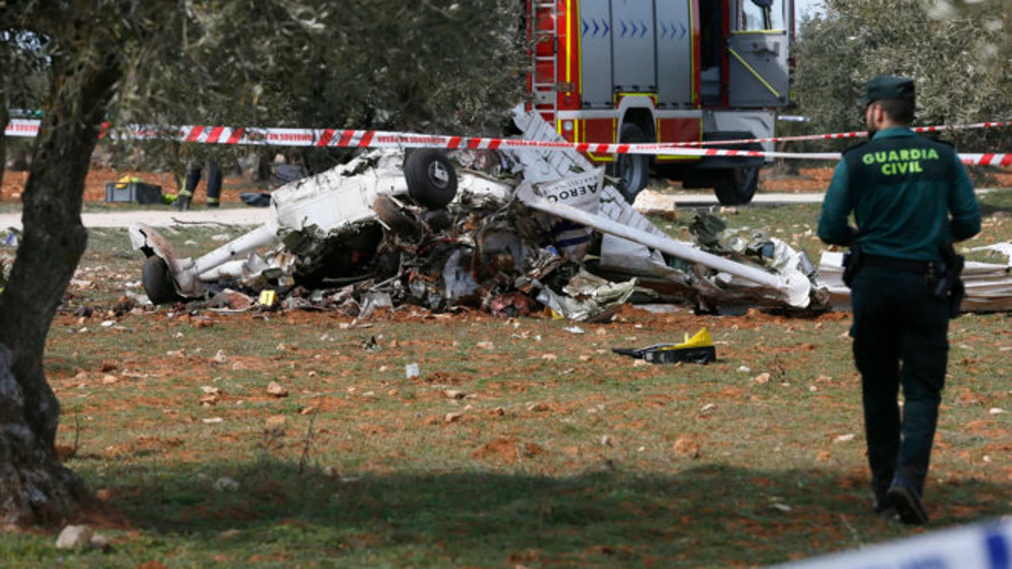 Restos de la avioneta en Perales de Tajuña, en Madrid Restos de la avioneta en Perales de Tajuña, en Madrid