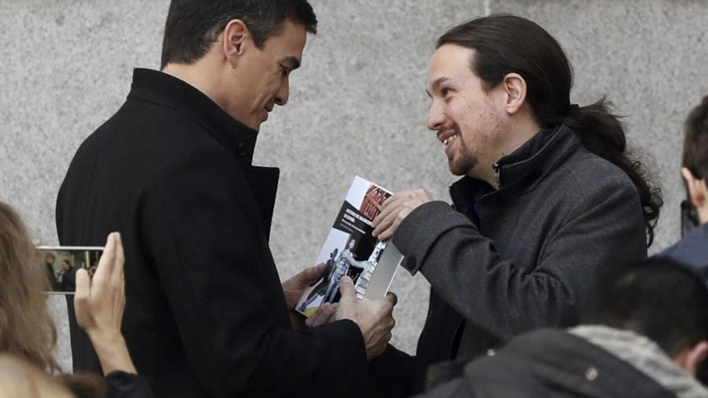 Pablo Iglesias regala a Pedro S&aacute;nchez un libro