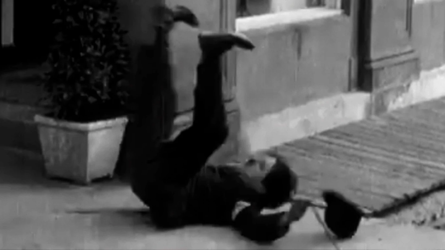 Imagen de Charles Chaplin en el suelo Imagen de Charles Chaplin en el suelo