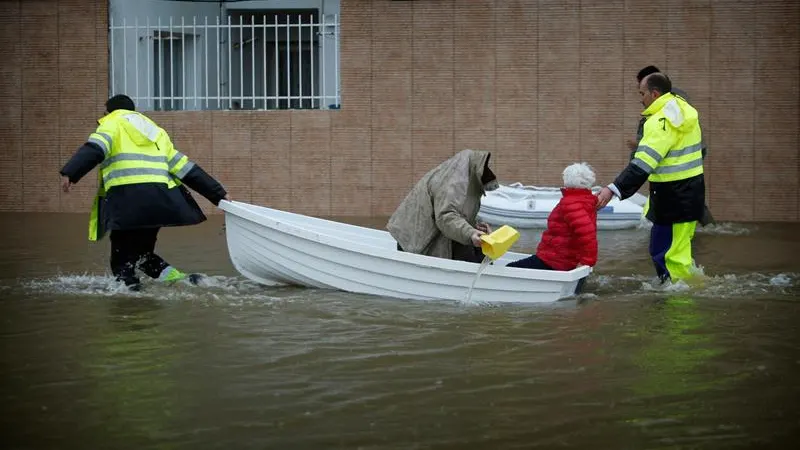 Dos vecinos saliendo de su casa en barca