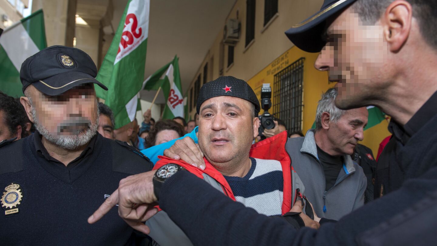 Andr&eacute;s B&oacute;dalo siendo detenido
