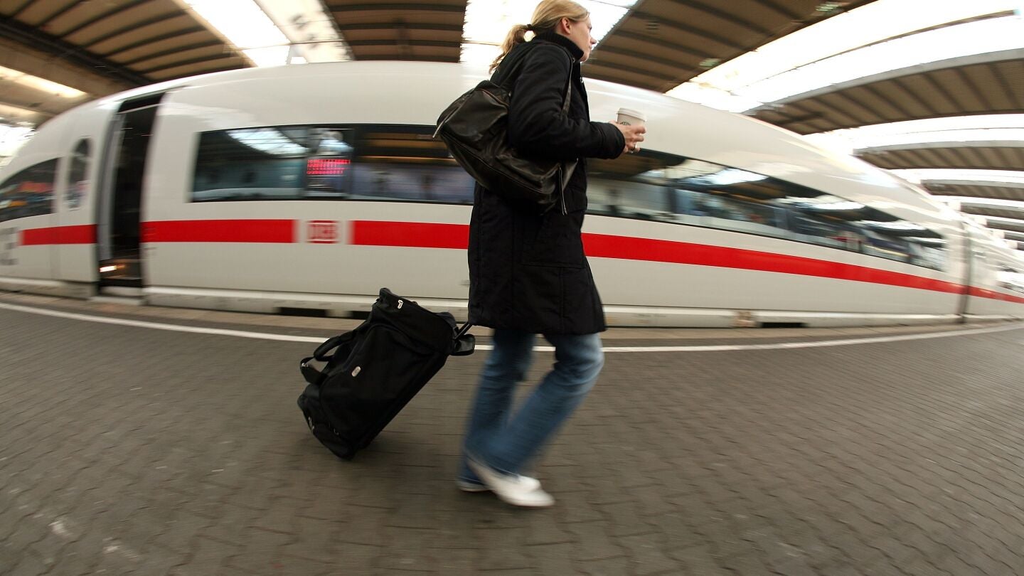 Pasajera en una estaci&oacute;n de tren alemana