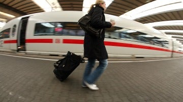 Pasajera en una estación de tren alemana