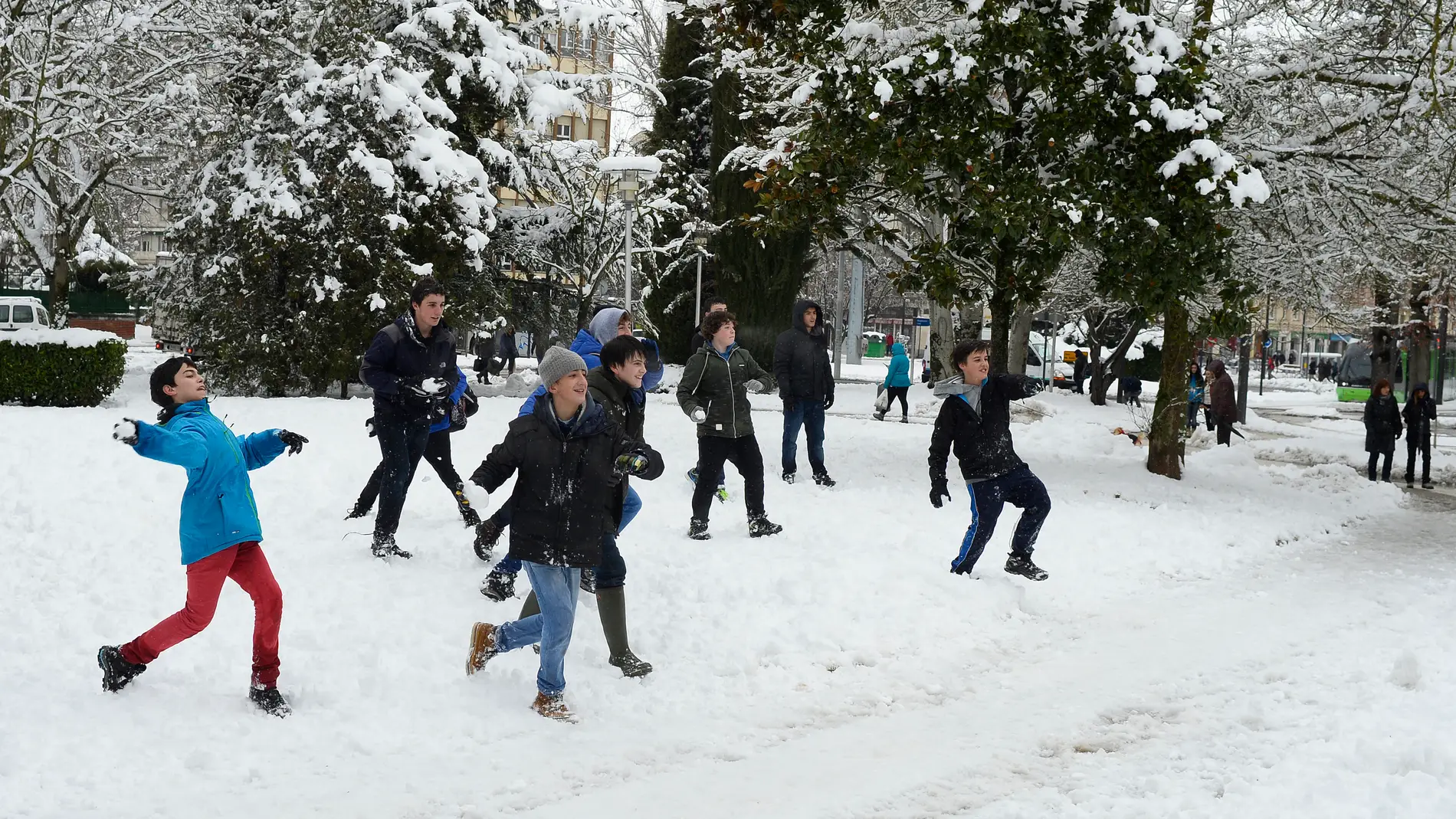 Varios niños juegan con la nieve